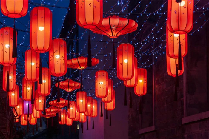 闹花灯 元宵节又叫灯节.